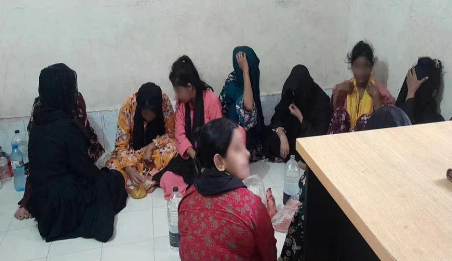 আবাসিক হোটেলে অভিযান, নারী-পুরুষসহ গ্রেপ্তার ৩৯